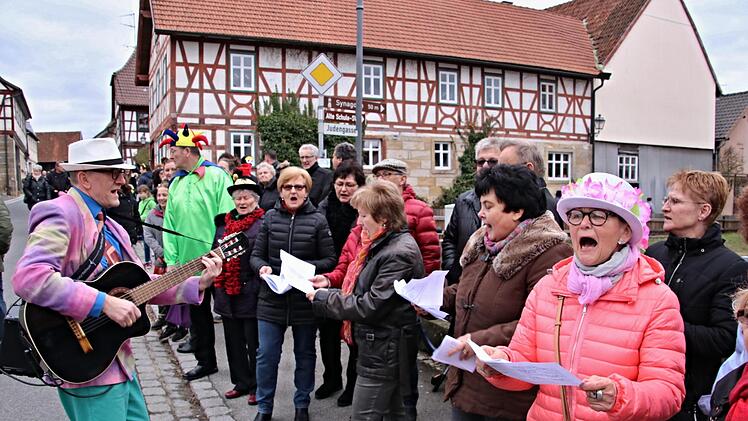 Ein "Ständela" am Wegesrand, gab es vom Gesangverein Memmelsdorf vor dem Gemeindehaus.