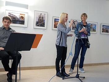 Melanie Bär (l.) und Helga Speth eröffneten die Ausstellung.      Foto: Richard Sänger