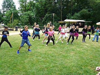 Die Grundschulkinder hatten extra einen Tanz einstudiert.      Foto: Richard Sänger