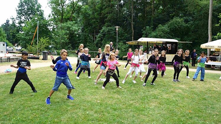 Die Grundschulkinder hatten extra einen Tanz einstudiert.      Foto: Richard Sänger