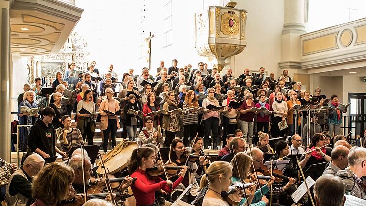 Der Deutsche Ärztechor und das Deutsche Ärzteorchester proben unter der musikalischen Leitung von Alexander Mottok für ihr Benefizkonzert, das am Samstag in derMorizkirche stattfindet.Foto: Jochen Berger