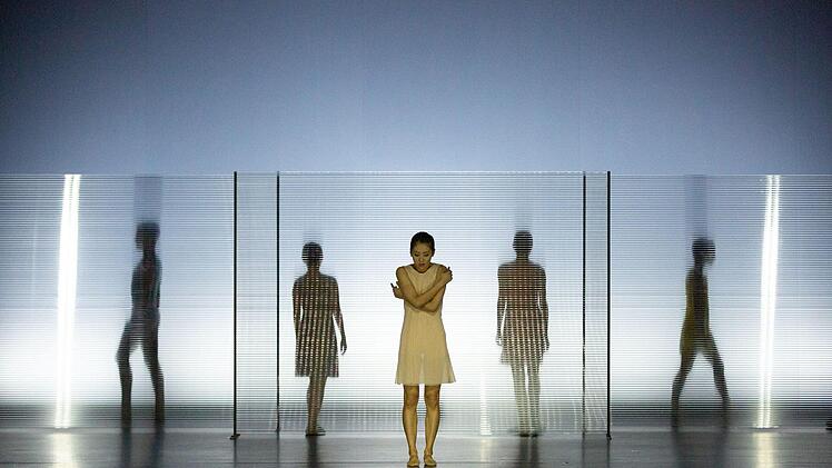"Lost Touch": Szene aus Wubkje Kuindersmas Choreographie im Rahmen eines dreiteiligen Ballettabend am Landestheater Coburg.Foto. Pedro Malinowski