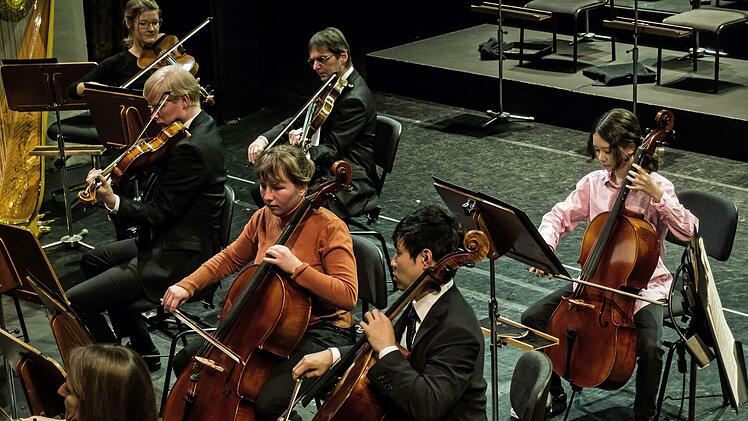 Junge Talente beeindruckten beim Mitmachkonzert im Landestheater Coburg. Unter der Leitung von Wolfgang Lischke musizierten sie gemeinsam mit den Profis des Philharmonischen Orchesters.Foto: Jochen Berger