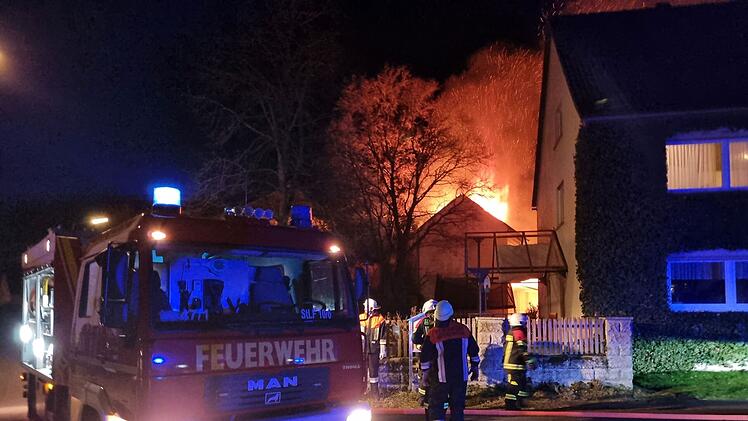 Gutenstetten: 100 Kräfte rücken zu Großeinsatz aus - "Scheune mit Werkstatt in Vollbrand"