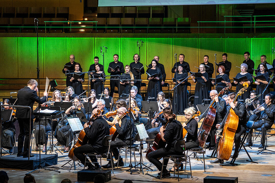 Großes Orchester, Solisten und Sänger!