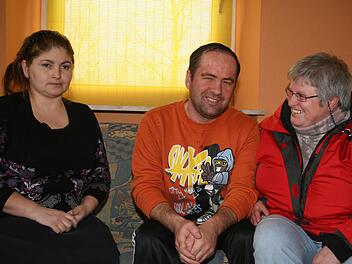 Alchast Ilyasov und seine Frau Aset Ataeva sind mit ihren fünf Kindern mehrmals aus Tschetschenien geflüchtet. Immer wieder versuchten sie in Polen unterzukommen, doch sie erfuhren keine Unterstützung. Nun hoffen sie, in Deutschland eine neue Heimat zu finden. In Eppenreuth kümmert sich unter anderem Margitta Hieke (rechts) um die Familie. Foto: Sonja Adam