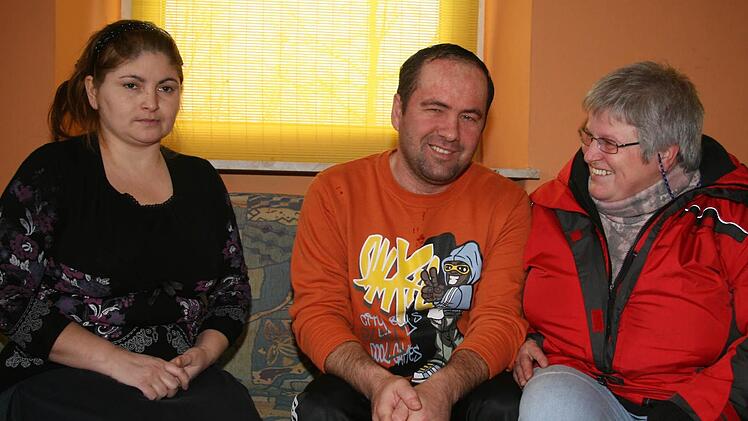 Alchast Ilyasov und seine Frau Aset Ataeva sind mit ihren fünf Kindern mehrmals aus Tschetschenien geflüchtet. Immer wieder versuchten sie in Polen unterzukommen, doch sie erfuhren keine Unterstützung. Nun hoffen sie, in Deutschland eine neue Heimat zu finden. In Eppenreuth kümmert sich unter anderem Margitta Hieke (rechts) um die Familie. Foto: Sonja Adam