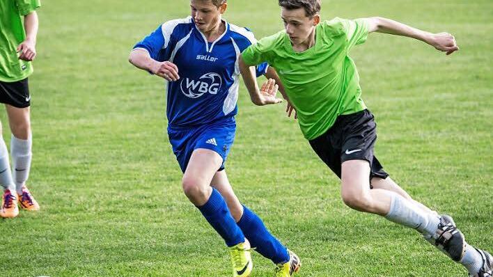 Die 1:4-Niederlage zum Saisonabschluss gegen den Zweiten SV Motschenbach (links Daniel Frank) konnten die C-Junioren der JFG Oberland (rechts Michael Söllner) verschmerzen. Sie waren schon vorher Meister der Kreisklasse. Foto: Alexander Muck