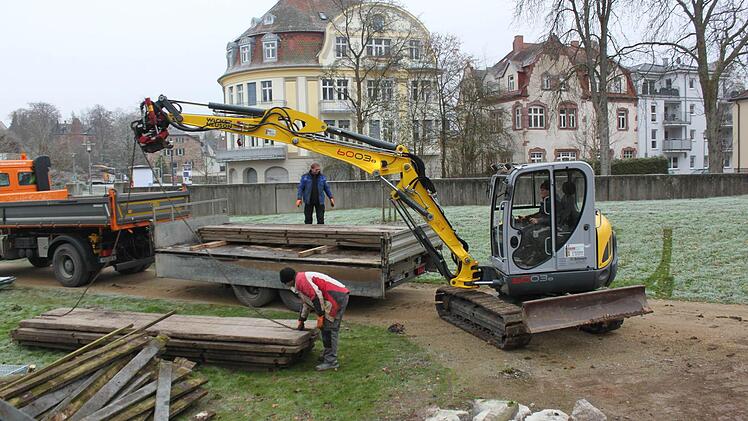 Die Bohlen zur Abstützung des Krans werden abgeladen.  Foto: Mäuser