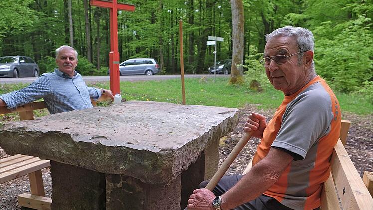 Bürgermeister Jürgen Karle und Kurt Müller an der neuen Sitzgruppe. Foto: Gerd Schaar