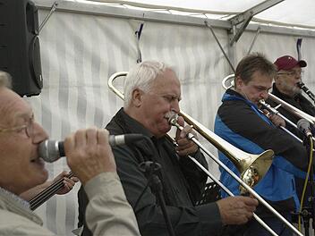 "Jazzen, was das Zeug hält", hieß die Devise beim Trimburg-Jazzfest für (von links) Günter Martin, Wolfgang Görner, Kuno Holzheimer und Günther Dengler.  Foto: Winfried Ehling
