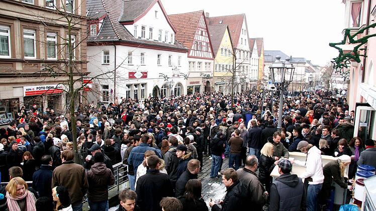 Beim Frühschoppen an Heiligabend tummeln sich in der Oberen Stadt viele Feierfreudige. Symbolfoto: BR-Archiv