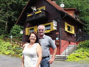 Valentina und Walter Hoffmann vor dem Café Hexenhäuschen, das seit dem 1. Juli geöffnet hat. Foto: Julia Raab