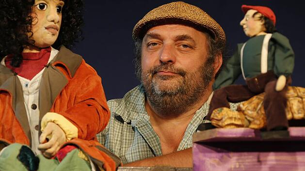 Stefan Kügel hat vor 26 Jahren im kleinen Ort Heppstädt (Gemeinde Adelsdorf im Aischgrund) das Theater Kuckucksheim gegründet. Er bietet eine Mischung aus Schau- und Puppenspiel, zum Beispiel "Momo" (Figur links). Foto: Matthias Hoch