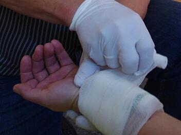 Ein Druckverband wird angelegt. Foto: Marco Meißner