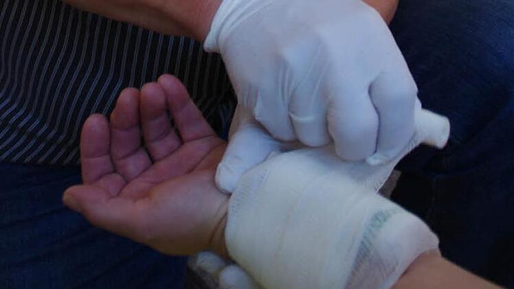 Ein Druckverband wird angelegt. Foto: Marco Meißner