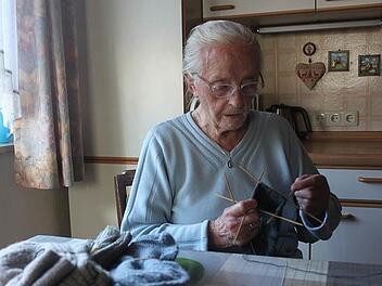 Sie hat so einiges erlebt: Johanna Klinger ist mit 96 Jahren die älteste Bürgerin von Steinwiesen. Auch heute noch pflegt sie ihr Hobby, nämlich das Stricken. Foto: Veronika Schadeck