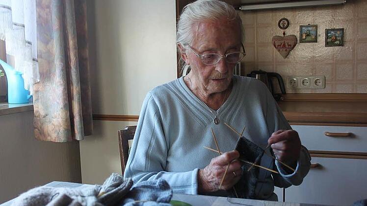 Sie hat so einiges erlebt: Johanna Klinger ist mit 96 Jahren die älteste Bürgerin von Steinwiesen. Auch heute noch pflegt sie ihr Hobby, nämlich das Stricken. Foto: Veronika Schadeck