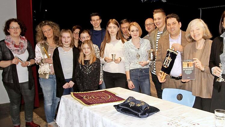 Über die Kultgegenstände des Judentums konnten sich die Schüler hier direkt informieren mit Direktorin Manuela Küfner sowie den Referenten Lea Fleischmann und Arie Rosen (von rechts) sowie den Religionslehrkräften Christine Blöchl und Corinna Hartwich-Beck (von links). Foto: Günther Geiling