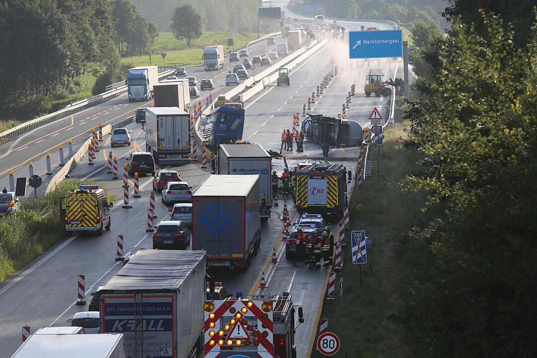 Unfall auf A9: Sattelzug prallt gegen Baustelle