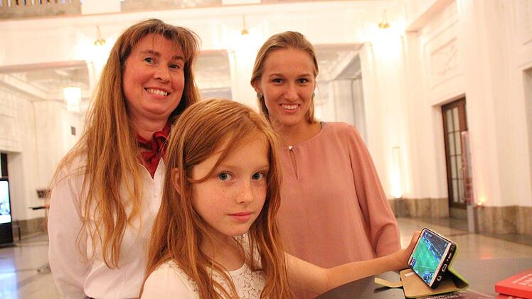 Simone Kleinhenz (von links), Chalin Broux und Hannah Rottenberger verfolgen das Deutschlandspiel gegen Schweden im Foyer des Regentenbaus.  Foto: Benedikt Borst