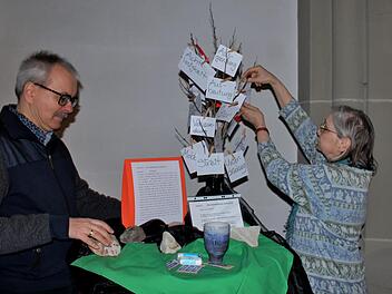 Diakon Christoph Glaser und Patrizia Steuer gestalten eine Station. Werner Vogel