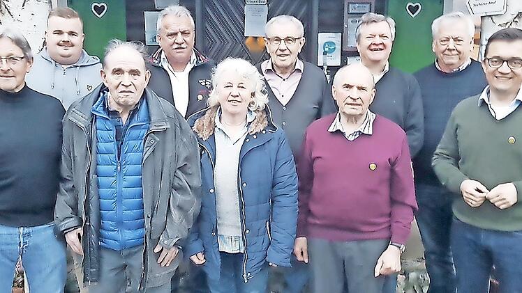 Der Heimat- und Wandervereins „Frankenlust“ Wallenfels ehrte langjährige Mitglieder (von links): Vorsitzender Josef Schlee, Zweiter Vorsitzender Maximilian Zeitler, Andreas Müller, Peter Hänel, Rosi Hertrich, Horst Hofmann, Hans Köstner, Erich Mäh...