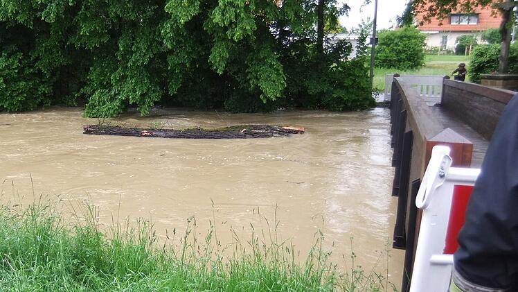 Beim Hochwasser am 31. Mai rammte dieser Baum mit voller Breitseite den Steg über den Gründleinsbach. Die Feuerwehr musste ihn erst wieder frei machen. Foto: Stadt Hallstadt