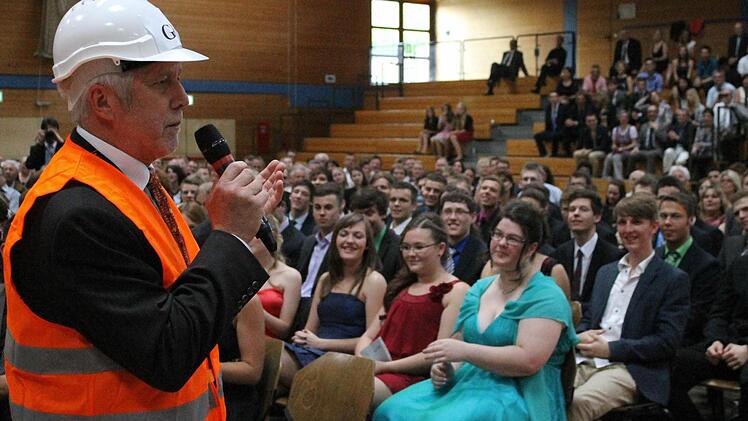 Kam quasi direkt von der Baustelle: Schulleiter Bernd Lohneiß, der die Abiturienten und Gäste zur "Abrissfeier" begrüßte. Fotos: Martin Kreklau