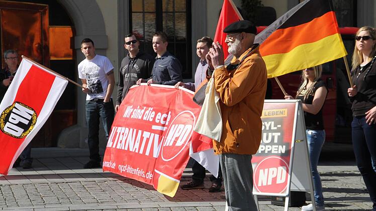 Waren am Samstag mit einem Infostand in der Korbstadt.