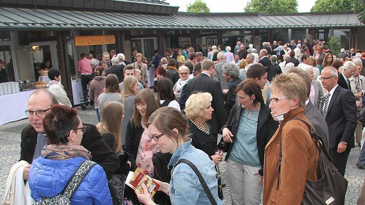 Riesen-Andrang herrschte nach dem Festgottesdienst im Pfarrzentrum St. Hedwig. Denn nicht nur hunderte Menschen aus Kulmbach Stadt und Land kamen, um Hans Roppelt zu gratulieren, sondern auch viele ehemalige Weggefährten