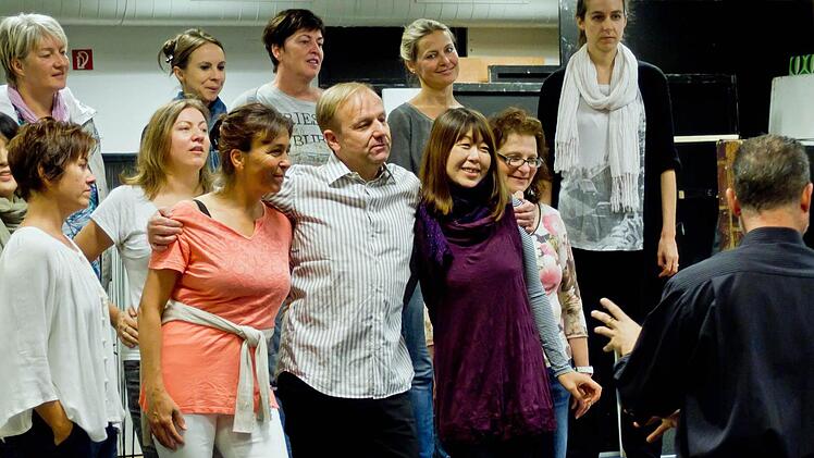 Gastregisseur Tobias Materna bei der Probenarbeit an "Ball im Savoy". Foto: Jochen Berger