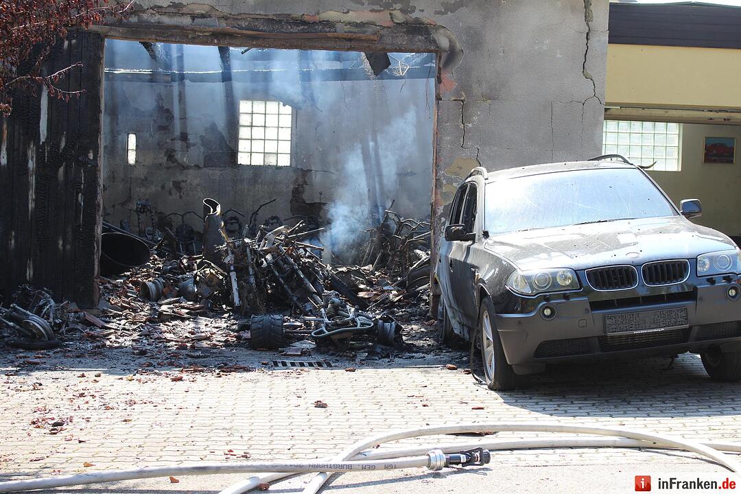 Garage in Burgthann brennt ab