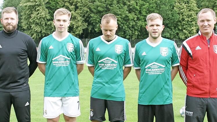 Beim Trainingsauftakt des Coburger Kreisligisten TV Ebern wurden die Neuzugänge vorgestellt, von links: Spielertrainer Jens Kapell, Denis Ekkert (eigene Jugend), Sebastian Krug (SG Eyrichshof), Sven Kapell (TSV Burgpreppach), Spielertrainer Johannes Fischer. Verhindert waren Jugendspieler Frank Geuß und Philippe Martin. Foto: Dietz