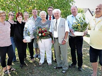 Diamantene Hochzeit feierten kürzlich Kurt und Liesl Ströhlein, geborene Matysiak. Unser Bild zeigt (von links) Tochter Sylvia Turbanisch, Enkeltochter Ina, stellvertretende Landrätin Christina Flauder, Erika Baier, Enkelsohn Oliver, Liesl Ströhlein, Peter Sandler, Kurt Ströhlein, Bürgermeister Alfred Kolenda und Sohn Harald Ströhlein.  Foto: Werner Reißaus