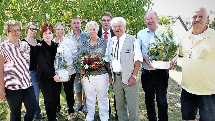 Diamantene Hochzeit feierten kürzlich Kurt und Liesl Ströhlein, geborene Matysiak. Unser Bild zeigt (von links) Tochter Sylvia Turbanisch, Enkeltochter Ina, stellvertretende Landrätin Christina Flauder, Erika Baier, Enkelsohn Oliver, Liesl Ströhlein, Peter Sandler, Kurt Ströhlein, Bürgermeister Alfred Kolenda und Sohn Harald Ströhlein.  Foto: Werner Reißaus