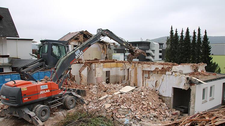 Das ehemalige Sanatorium Trümbach ist endgültig Geschichte: Bereits im Oktober 2015 wurde es geschlossen, nun reißt ein  Bagger die Gebäude ab.Ralf Ruppert