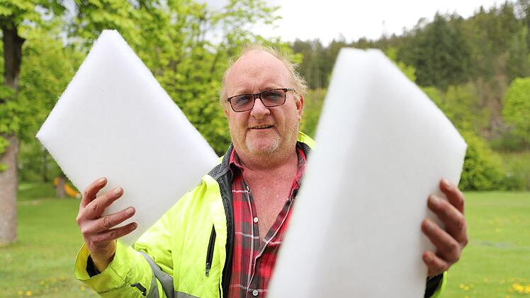 Weil Bademeister Dieter Gräf passende Ersatzfilter für die Filterkessel des Wallenfelser Freibads fand, bleibt der Stadt ein teurer Austausch der in die Jahre gekommenen Filteranlage erspart. Foto: Marian Hamacher
