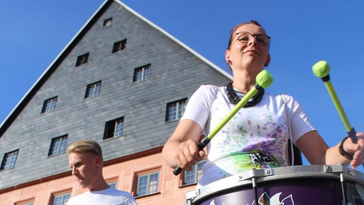 Ein Bild mit Symbolcharakter. Während sich die AfD im Stadtschloss trifft, wird davor Protest getrommelt.