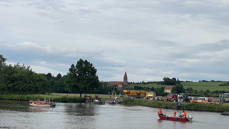 Ungewöhnlicher Wasserrettungseinsatz: Traktor rollt rückwärts in den Main