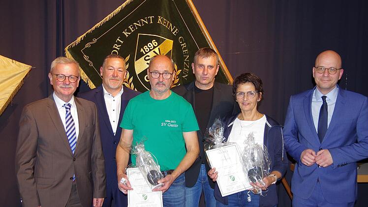 Besondere Würdigung (von links): stellvertretender Landrat Gotthard Schlereth, Oliver Mainberger, Johannes Werner, Mathias Peschel, Petra Leiner, OB Dirk Vogel. Foto: Klaus Werner