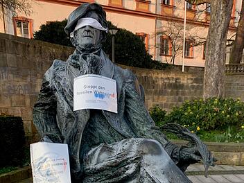 Bayreuth: Wissenschaftler und Akademiker nutzen Statuen f&uuml;r Protest - "dies ist ein Klimanotstand"