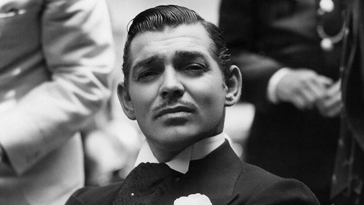 Clark Gable, hier noch ganz jung, wurde zu einem der gr&ouml;&szlig;ten Stars des US-Kinos. Am 1. Februar w&auml;re die Filmikone 125 Jahre alt geworden. Das Bild zeigt ihn am Set der Kom&ouml;die "Love on the Run" mit Joan Crawford in einer weiteren Hauptrolle.