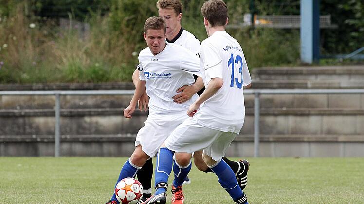 Der Sander Stefan Wasser (Mitte, fast verdeckt) im Kampf um denBall.