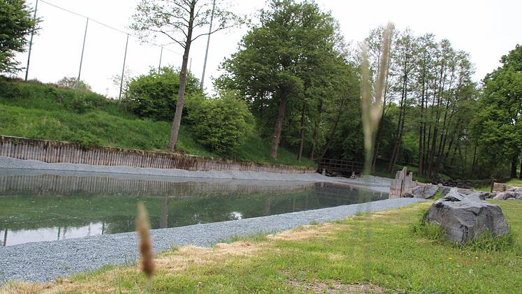 Etwa zwei Tage dauert es, bis der Hohlmühlbach den Naturbadeweiher gefüllt hat. Foto: Matthias Beetz