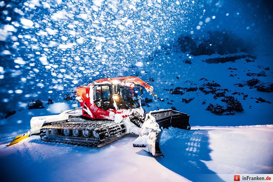 Das Foto vom Januar 2015 zeigt ein Bild aus einer Reportage über die Arbeit der Pistenraupenfahrer im Kleinwalsertal. Die  Serie des Fotografen Dominik Berchtold wurden zum Sieger in der Kategorie "Nachwuchspreis".