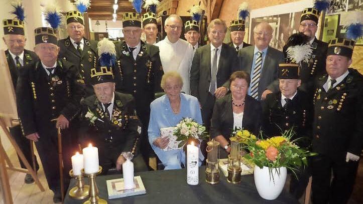 Jubiläumshochzeit im bergmännischen Magazin zu Stockheim. Von links, sitzend: Heiner und Anni Ludwig, dann Edith und Dieter Böhmer aus Recklinghausen. Stehend die Stockheimer Knappen mit Diakon Wolfgang Fehn, Bürgermeister Rainer Detsch und Landratsstellvertreter Bernd Steger Foto: Gerd Fleischmann