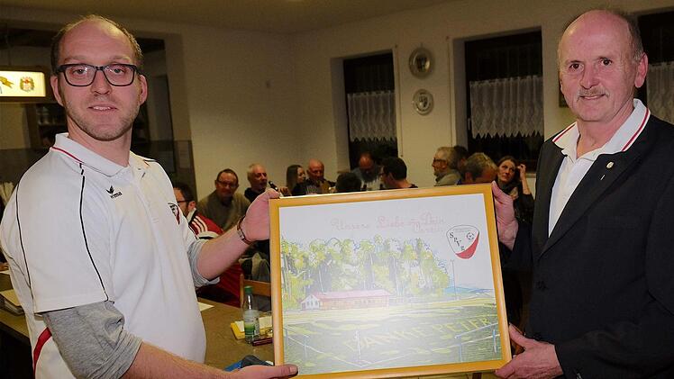 Führungswechsel bei der Spielvereinigung Wartmannsroth: Daniel Görke (links) löst Peter Koch als Vorsitzenden ab. Foto: Gerd Schaar