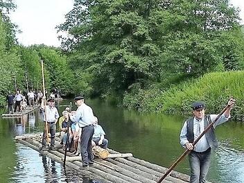 Unterrodacher Flößer im Staubereich des Angerwehres vor der rasanten Abfahrt Foto: Gerd Fleischmann