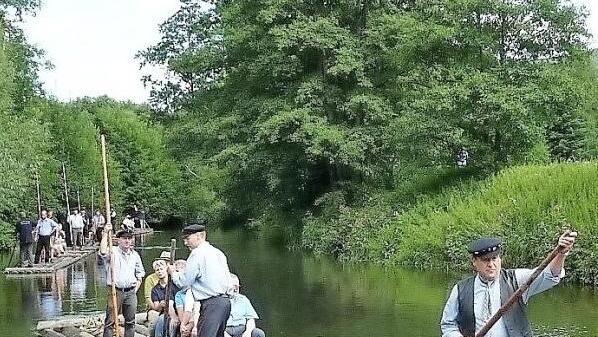Unterrodacher Flößer im Staubereich des Angerwehres vor der rasanten Abfahrt Foto: Gerd Fleischmann